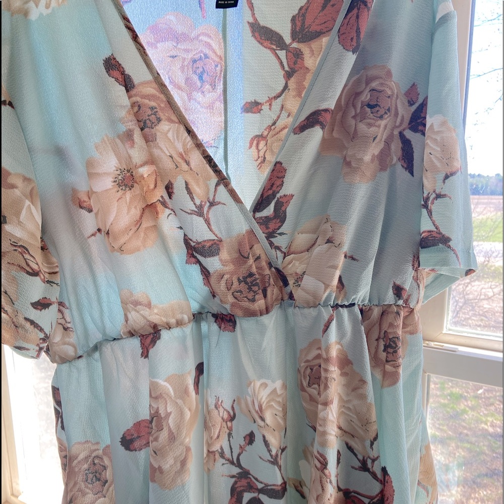 Blouse with floral print. The bottom of the blouse makes a V